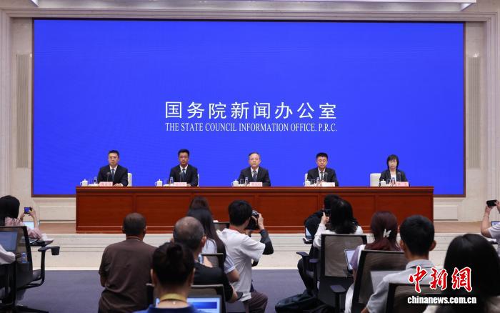 7月29日，中国国务院新闻办公室在北京举行“开局起步‘十五五’”系列主题新闻发布会，国家知识产权局新闻发言人、副局长芮文彪，国家知识产权局条法司司长刘毅，国家知识产权局战略规划司司长梁心新，新闻发言人、国家知识产权局知识产权保护司司长郭雯介绍“十五五”时期知识产权保护和运用有关情况，并答记者问。中新社记者 杨可佳 摄